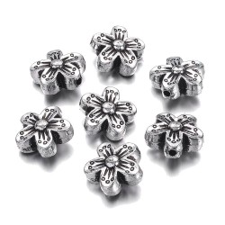 Korálky plast. "kovové" kytička 15x8mm 8ks starostříbro